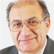 Profesor de Matemática y Física dicta clase presencial u online